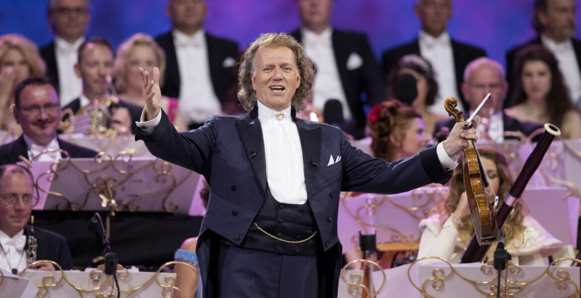 En scen från André Rieus sommarkonsert från Maastricht: Happy times are here again 2022.